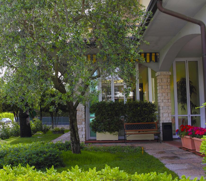 Albergo La Quiete Desenzano del Garda Bagian luar foto