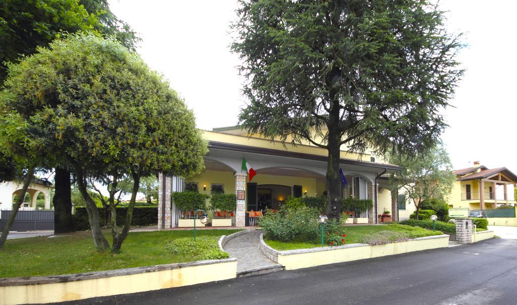 Albergo La Quiete Desenzano del Garda Bagian luar foto