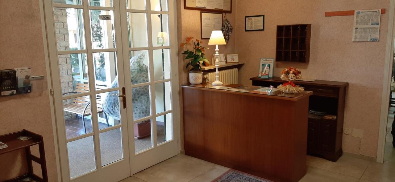 Albergo La Quiete Desenzano del Garda Bagian luar foto